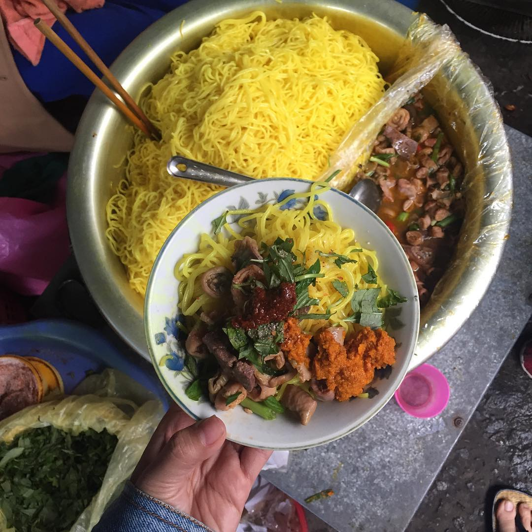 Bún nghệ xào lòng 